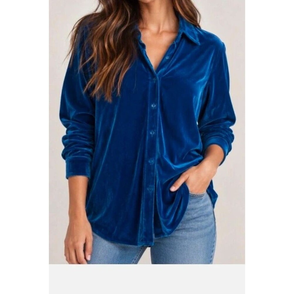 Women's y2k blue velvet long-sleeve button-down shirt by Jaclyn Smith.size m